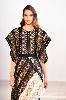 New York, New York - 10 Eylül: New York Mohapatra 'nın New York Moda Haftası' nda podyumda bir model yürüyor: 10 Eylül 2019 'da New York şehrinde Bahar Stüdyoları' nda Galeri 1 'deki Gösteriler.