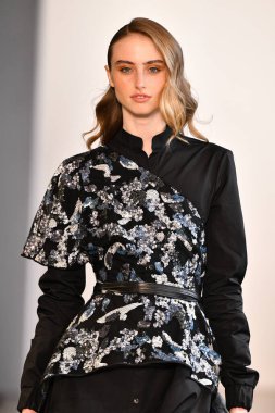 New York, New York - 10 Eylül: New York Mohapatra 'nın New York Moda Haftası' nda podyumda bir model yürüyor: 10 Eylül 2019 'da New York şehrinde Bahar Stüdyoları' nda Galeri 1 'deki Gösteriler.