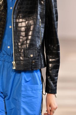 New York, New York - 10 Eylül: New York Mohapatra 'nın New York Moda Haftası' nda podyumda bir model yürüyor: 10 Eylül 2019 'da New York şehrinde Bahar Stüdyoları' nda Galeri 1 'deki Gösteriler.