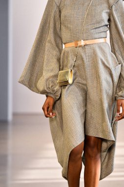 New York, New York - 10 Eylül: New York Mohapatra 'nın New York Moda Haftası' nda podyumda bir model yürüyor: 10 Eylül 2019 'da New York şehrinde Bahar Stüdyoları' nda Galeri 1 'deki Gösteriler.