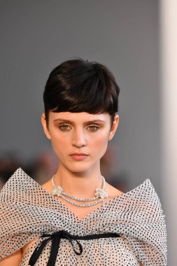 New York, New York - 10 Eylül: New York Mohapatra 'nın New York Moda Haftası' nda podyumda bir model yürüyor: 10 Eylül 2019 'da New York şehrinde Bahar Stüdyoları' nda Galeri 1 'deki Gösteriler.