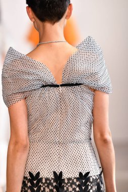 New York, New York - 10 Eylül: New York Mohapatra 'nın New York Moda Haftası' nda podyumda bir model yürüyor: 10 Eylül 2019 'da New York şehrinde Bahar Stüdyoları' nda Galeri 1 'deki Gösteriler.