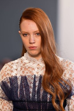 New York, New York - 10 Eylül: New York Mohapatra 'nın New York Moda Haftası' nda podyumda bir model yürüyor: 10 Eylül 2019 'da New York şehrinde Bahar Stüdyoları' nda Galeri 1 'deki Gösteriler.