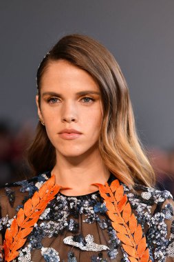 New York, New York - 10 Eylül: New York Mohapatra 'nın New York Moda Haftası' nda podyumda bir model yürüyor: 10 Eylül 2019 'da New York şehrinde Bahar Stüdyoları' nda Galeri 1 'deki Gösteriler.