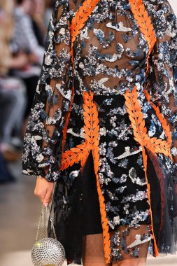 New York, New York - 10 Eylül: New York Mohapatra 'nın New York Moda Haftası' nda podyumda bir model yürüyor: 10 Eylül 2019 'da New York şehrinde Bahar Stüdyoları' nda Galeri 1 'deki Gösteriler.