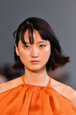 New York, New York - 10 Eylül: New York Mohapatra 'nın New York Moda Haftası' nda podyumda bir model yürüyor: 10 Eylül 2019 'da New York şehrinde Bahar Stüdyoları' nda Galeri 1 'deki Gösteriler.