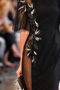 New York, New York - 10 Eylül: New York Mohapatra 'nın New York Moda Haftası' nda podyumda bir model yürüyor: 10 Eylül 2019 'da New York şehrinde Bahar Stüdyoları' nda Galeri 1 'deki Gösteriler.