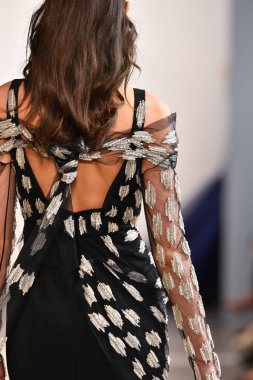 New York, New York - 10 Eylül: New York Mohapatra 'nın New York Moda Haftası' nda podyumda bir model yürüyor: 10 Eylül 2019 'da New York şehrinde Bahar Stüdyoları' nda Galeri 1 'deki Gösteriler.