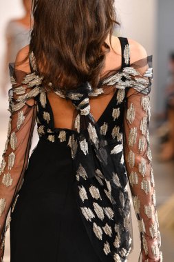 New York, New York - 10 Eylül: New York Mohapatra 'nın New York Moda Haftası' nda podyumda bir model yürüyor: 10 Eylül 2019 'da New York şehrinde Bahar Stüdyoları' nda Galeri 1 'deki Gösteriler.