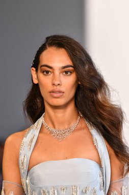 New York, New York - 10 Eylül: New York Mohapatra 'nın New York Moda Haftası' nda podyumda bir model yürüyor: 10 Eylül 2019 'da New York şehrinde Bahar Stüdyoları' nda Galeri 1 'deki Gösteriler.