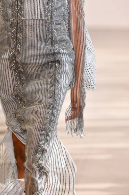 New York, New York - 10 Eylül: New York Mohapatra 'nın New York Moda Haftası' nda podyumda bir model yürüyor: 10 Eylül 2019 'da New York şehrinde Bahar Stüdyoları' nda Galeri 1 'deki Gösteriler.