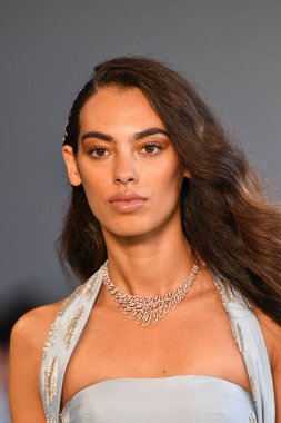 New York, New York - 10 Eylül: New York Mohapatra 'nın New York Moda Haftası' nda podyumda bir model yürüyor: 10 Eylül 2019 'da New York şehrinde Bahar Stüdyoları' nda Galeri 1 'deki Gösteriler.