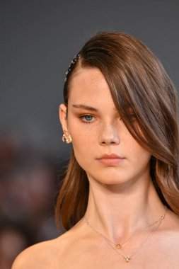 New York, New York - 10 Eylül: New York Mohapatra 'nın New York Moda Haftası' nda podyumda bir model yürüyor: 10 Eylül 2019 'da New York şehrinde Bahar Stüdyoları' nda Galeri 1 'deki Gösteriler.