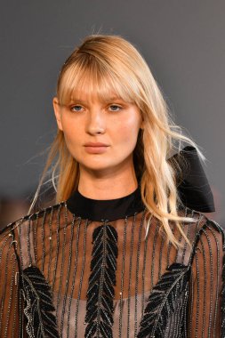 New York, New York - 10 Eylül: New York Mohapatra 'nın New York Moda Haftası' nda podyumda bir model yürüyor: 10 Eylül 2019 'da New York şehrinde Bahar Stüdyoları' nda Galeri 1 'deki Gösteriler.