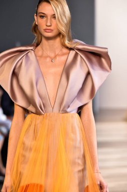 New York, New York - 10 Eylül: New York Mohapatra 'nın New York Moda Haftası' nda podyumda bir model yürüyor: 10 Eylül 2019 'da New York şehrinde Bahar Stüdyoları' nda Galeri 1 'deki Gösteriler.