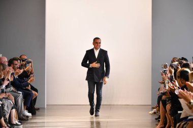 New York, New York - 10 Eylül - Tasarımcı Bibhu Mohapatra, New York Moda Haftası 'nda moda koleksiyonunu sunduktan sonra seyirciyi selamlıyor: 10 Eylül 2019' da New York 'ta Bahar Stüdyoları' nda Galeri 1 'de Şov.