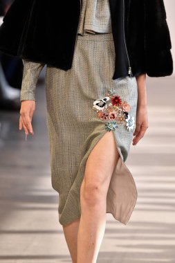 New York, New York - 10 Eylül: New York Mohapatra 'nın New York Moda Haftası' nda podyumda bir model yürüyor: 10 Eylül 2019 'da New York şehrinde Bahar Stüdyoları' nda Galeri 1 'deki Gösteriler.