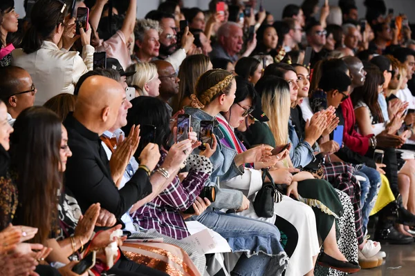 ニューヨーク ニューヨーク 9月10日 ニューヨークでの9月10日のニューヨークファッションウィーク中のビブー モハタラ ランウェイショーの最前列 — ストック写真