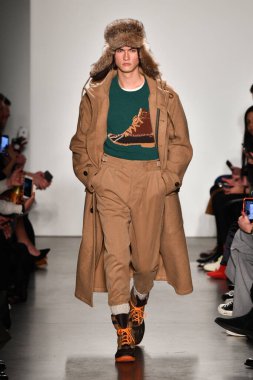 New York, New York - Şubat 05: Bir manken, New York Moda Haftası sırasında New York şehrinde 5 Şubat 2020 'de New York Moda Haftası' nda Todd Snyder defilesinde podyumda yürüyor..