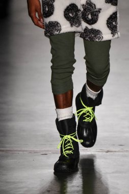 New York, New York - Şubat 05: Bir manken, New York Moda Haftası sırasında New York şehrinde 5 Şubat 2020 'de New York Moda Haftası' nda Todd Snyder defilesinde podyumda yürüyor..