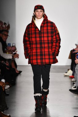 New York, New York - Şubat 05: Bir manken, New York Moda Haftası sırasında New York şehrinde 5 Şubat 2020 'de New York Moda Haftası' nda Todd Snyder defilesinde podyumda yürüyor..