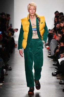 New York, New York - Şubat 05: Bir manken, New York Moda Haftası sırasında New York şehrinde 5 Şubat 2020 'de New York Moda Haftası' nda Todd Snyder defilesinde podyumda yürüyor..