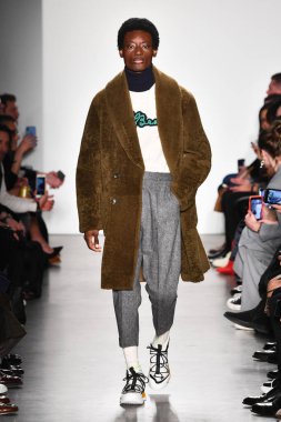 New York, New York - Şubat 05: Bir manken, New York Moda Haftası sırasında New York şehrinde 5 Şubat 2020 'de New York Moda Haftası' nda Todd Snyder defilesinde podyumda yürüyor..