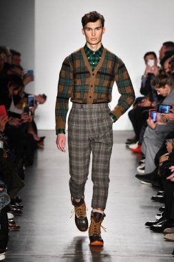 New York, New York - Şubat 05: Bir manken, New York Moda Haftası sırasında New York şehrinde 5 Şubat 2020 'de New York Moda Haftası' nda Todd Snyder defilesinde podyumda yürüyor..