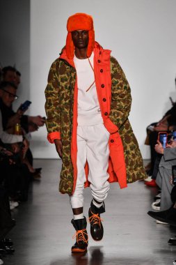 New York, New York - Şubat 05: Bir manken, New York Moda Haftası sırasında New York şehrinde 5 Şubat 2020 'de New York Moda Haftası' nda Todd Snyder defilesinde podyumda yürüyor..
