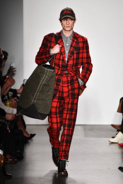 New York, New York - Şubat 05: Bir manken, New York Moda Haftası sırasında New York şehrinde 5 Şubat 2020 'de New York Moda Haftası' nda Todd Snyder defilesinde podyumda yürüyor..