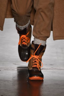 New York, New York - Şubat 05: Bir manken, New York Moda Haftası sırasında New York şehrinde 5 Şubat 2020 'de New York Moda Haftası' nda Todd Snyder defilesinde podyumda yürüyor..