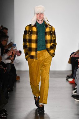 New York, New York - Şubat 05: Bir manken, New York Moda Haftası sırasında New York şehrinde 5 Şubat 2020 'de New York Moda Haftası' nda Todd Snyder defilesinde podyumda yürüyor..