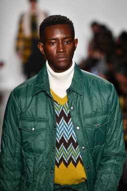 New York, New York - Şubat 05: Bir manken, New York Moda Haftası sırasında New York şehrinde 5 Şubat 2020 'de New York Moda Haftası' nda Todd Snyder defilesinde podyumda yürüyor..