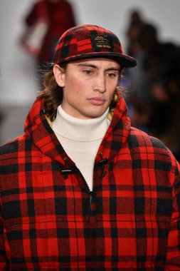 New York, New York - Şubat 05: Bir manken, New York Moda Haftası sırasında New York şehrinde 5 Şubat 2020 'de New York Moda Haftası' nda Todd Snyder defilesinde podyumda yürüyor..