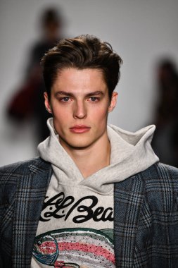 New York, New York - Şubat 05: Bir manken, New York Moda Haftası sırasında New York şehrinde 5 Şubat 2020 'de New York Moda Haftası' nda Todd Snyder defilesinde podyumda yürüyor..