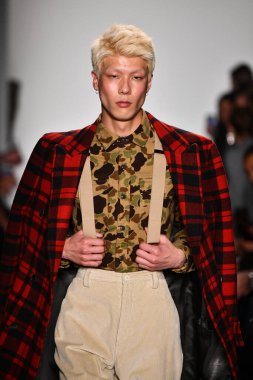 New York, New York - Şubat 05: Bir manken, New York Moda Haftası sırasında New York şehrinde 5 Şubat 2020 'de New York Moda Haftası' nda Todd Snyder defilesinde podyumda yürüyor..