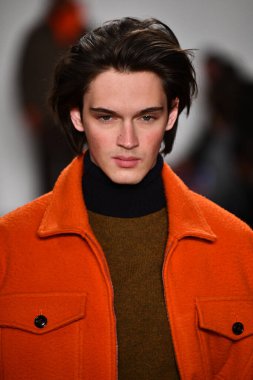 New York, New York - Şubat 05: Bir manken, New York Moda Haftası sırasında New York şehrinde 5 Şubat 2020 'de New York Moda Haftası' nda Todd Snyder defilesinde podyumda yürüyor..