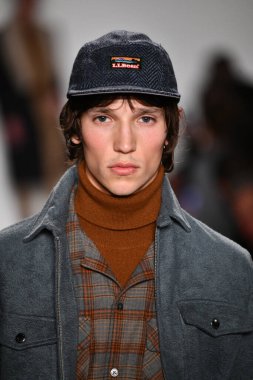 New York, New York - Şubat 05: Bir manken, New York Moda Haftası sırasında New York şehrinde 5 Şubat 2020 'de New York Moda Haftası' nda Todd Snyder defilesinde podyumda yürüyor..