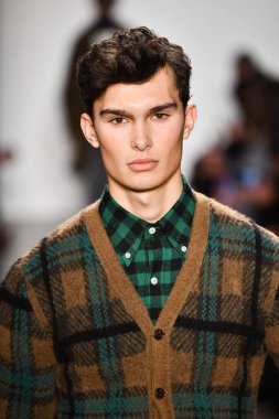 New York, New York - Şubat 05: Bir manken, New York Moda Haftası sırasında New York şehrinde 5 Şubat 2020 'de New York Moda Haftası' nda Todd Snyder defilesinde podyumda yürüyor..