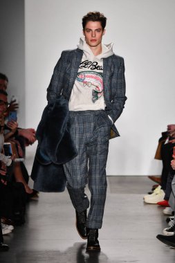 New York, New York - Şubat 05: Bir manken, New York Moda Haftası sırasında New York şehrinde 5 Şubat 2020 'de New York Moda Haftası' nda Todd Snyder defilesinde podyumda yürüyor..