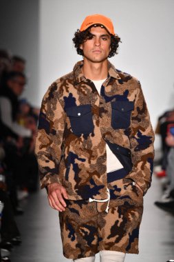 New York, New York - Şubat 05: Bir manken, New York Moda Haftası sırasında New York şehrinde 5 Şubat 2020 'de New York Moda Haftası' nda Todd Snyder defilesinde podyumda yürüyor..