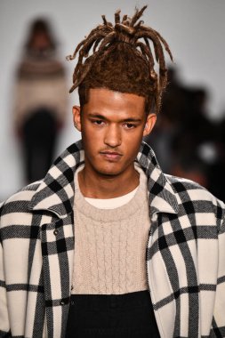 New York, New York - Şubat 05: Bir manken, New York Moda Haftası sırasında New York şehrinde 5 Şubat 2020 'de New York Moda Haftası' nda Todd Snyder defilesinde podyumda yürüyor..