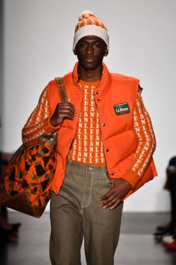 New York, New York - Şubat 05: Bir manken, New York Moda Haftası sırasında New York şehrinde 5 Şubat 2020 'de New York Moda Haftası' nda Todd Snyder defilesinde podyumda yürüyor..