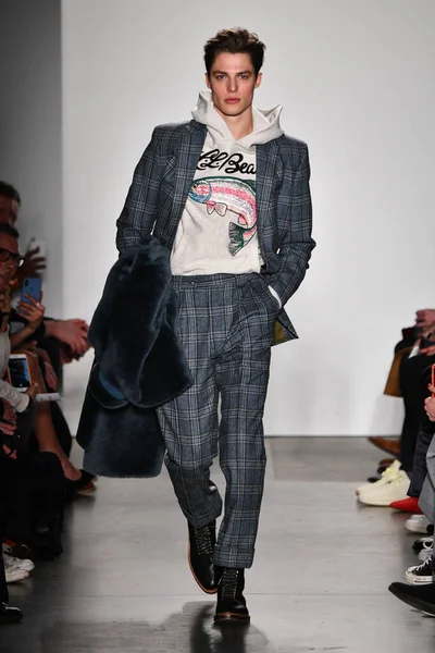 ニューヨーク 2月5日 2020年2月5日にニューヨークで開催されるピア59スタジオで開催されるニューヨーク ファッション ウィークで トッド スナイダーのファッションショーのランウェイをモデルが歩く — ストック写真