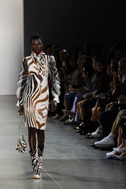 NEW YORK, NEW YORK - SEPTEMBER 07: New York Moda Haftası sırasında Chiara Boni için podyumda bir model yürüyor: The Show at Gallery II at Spring Studios, 07 Eylül 2019, New York.