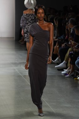 NEW YORK, NEW YORK - SEPTEMBER 07: New York Moda Haftası sırasında Chiara Boni için podyumda bir model yürüyor: The Show at Gallery II at Spring Studios, 07 Eylül 2019, New York.