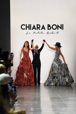 NEW YORK, NEW YORK - SEPTEMBER 07: (L-R) Anna Cleveland, Chiara Boni, ve Pat Cleveland New York Moda Haftası sırasında Chiara Boni için podyumda yürüyorlar: The Shows at Gallery II at Spring Studios, 07 Eylül 2019, New York City.