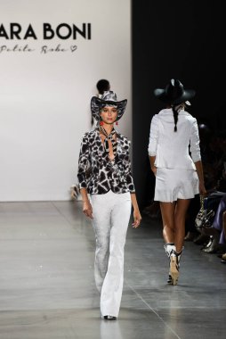 NEW YORK, NEW YORK - SEPTEMBER 07: New York Moda Haftası sırasında Chiara Boni için podyumda bir model yürüyor: The Show at Gallery II at Spring Studios, 07 Eylül 2019, New York.