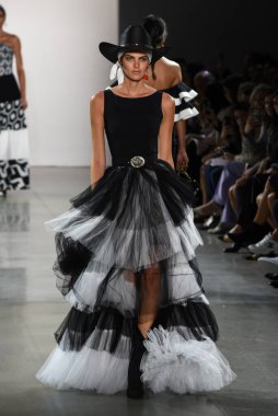 NEW YORK, NEW YORK - SEPTEMBER 07: New York Moda Haftası sırasında Chiara Boni için podyumda bir model yürüyor: The Show at Gallery II at Spring Studios, 07 Eylül 2019, New York.