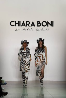 NEW YORK - SEPTEMBER 07: Pat Cleveland ve Anna Cleveland New York Moda Haftası 'nda Chiara Boni için podyumda yürüyorlar: The Show at Gallery II at Spring Studios, 07 Eylül 2019, New York City.